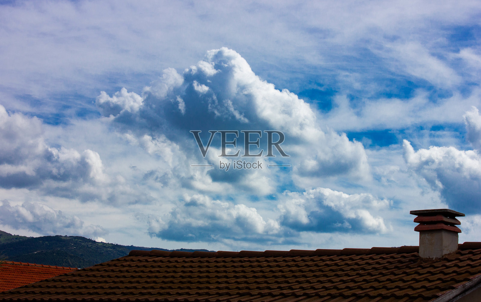 从瓦屋顶看暴风雨和雨云。厚重的雨云。暴风雨前的天空景象。恶劣天气。照片摄影图片