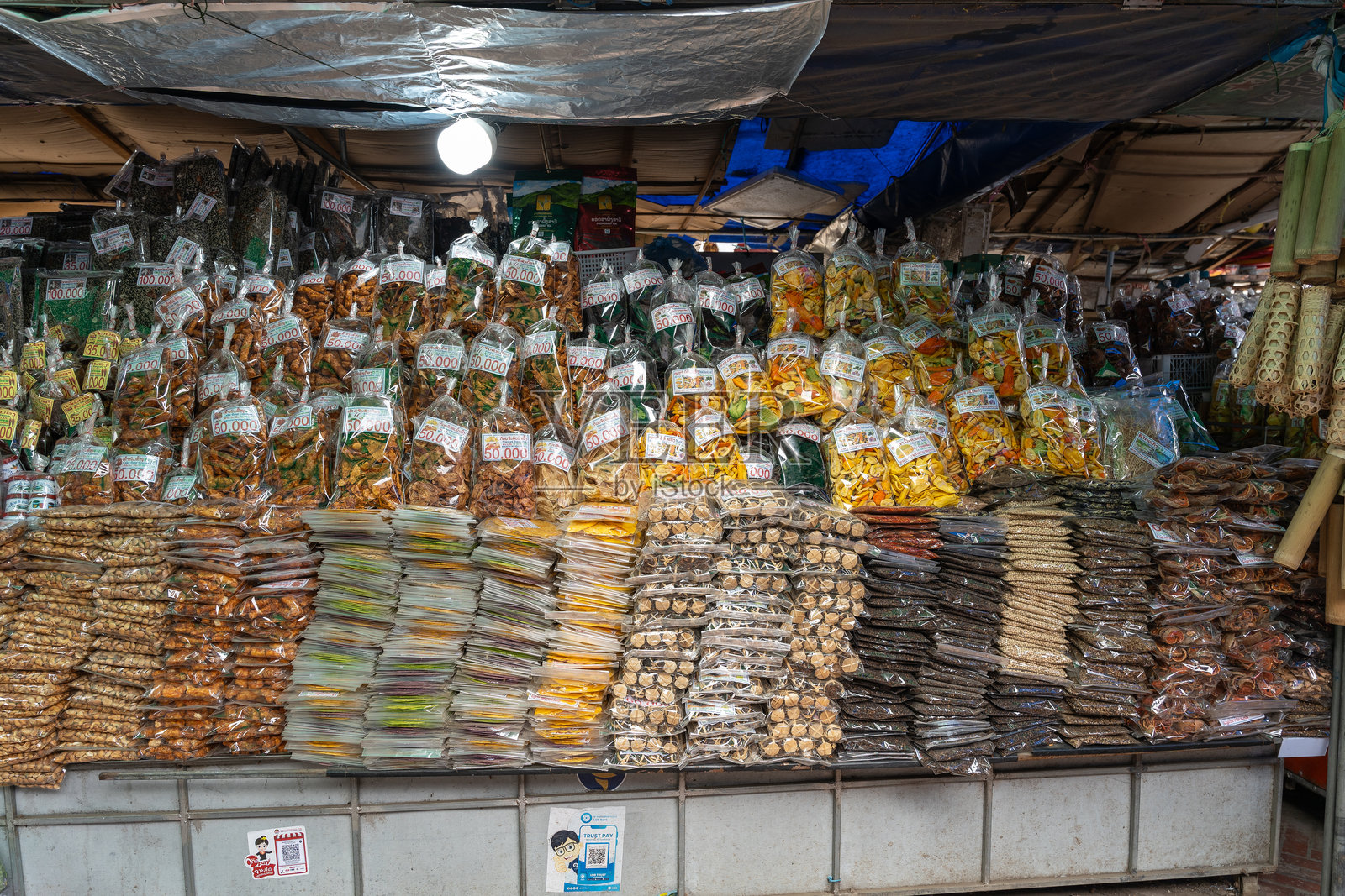 琅勃拉邦的街头交易，香料摊位和干燥的蔬菜水果照片摄影图片