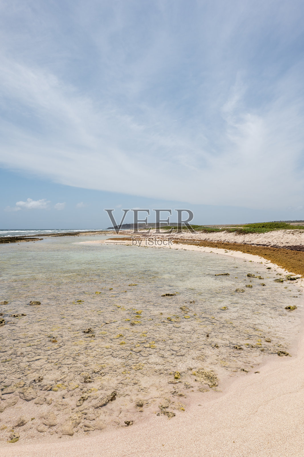 宁静的海岸风景，平静的水面和蓝天照片摄影图片