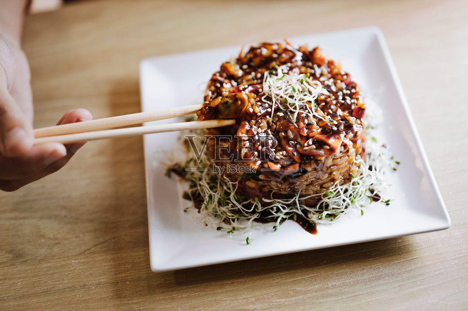 日本米饭菜肴，配有蔬菜和海鲜。照片摄影图片