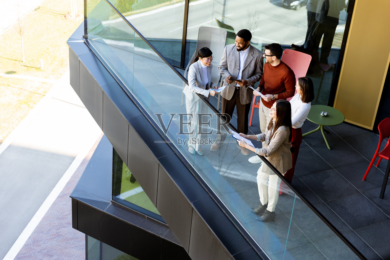 一群专业人士在阳光明媚的日子里，在现代办公室空间中合作项目细节照片摄影图片