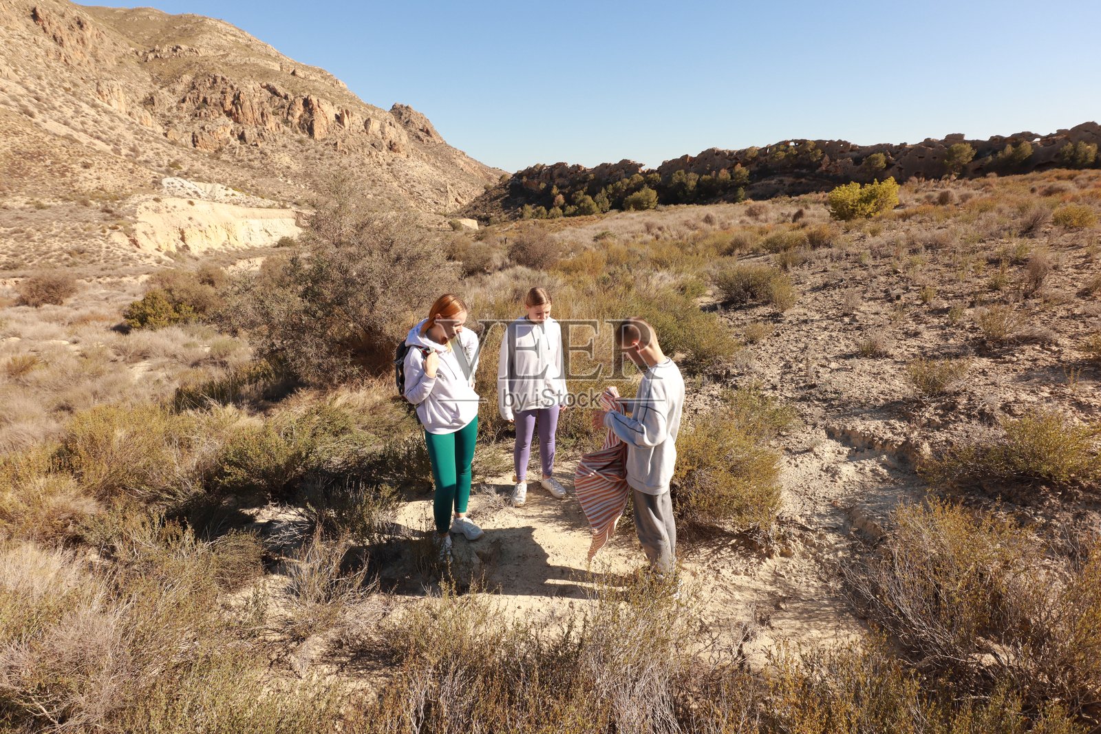 快乐的家庭在秋天的山中一起徒步旅行，享受美景。照片摄影图片