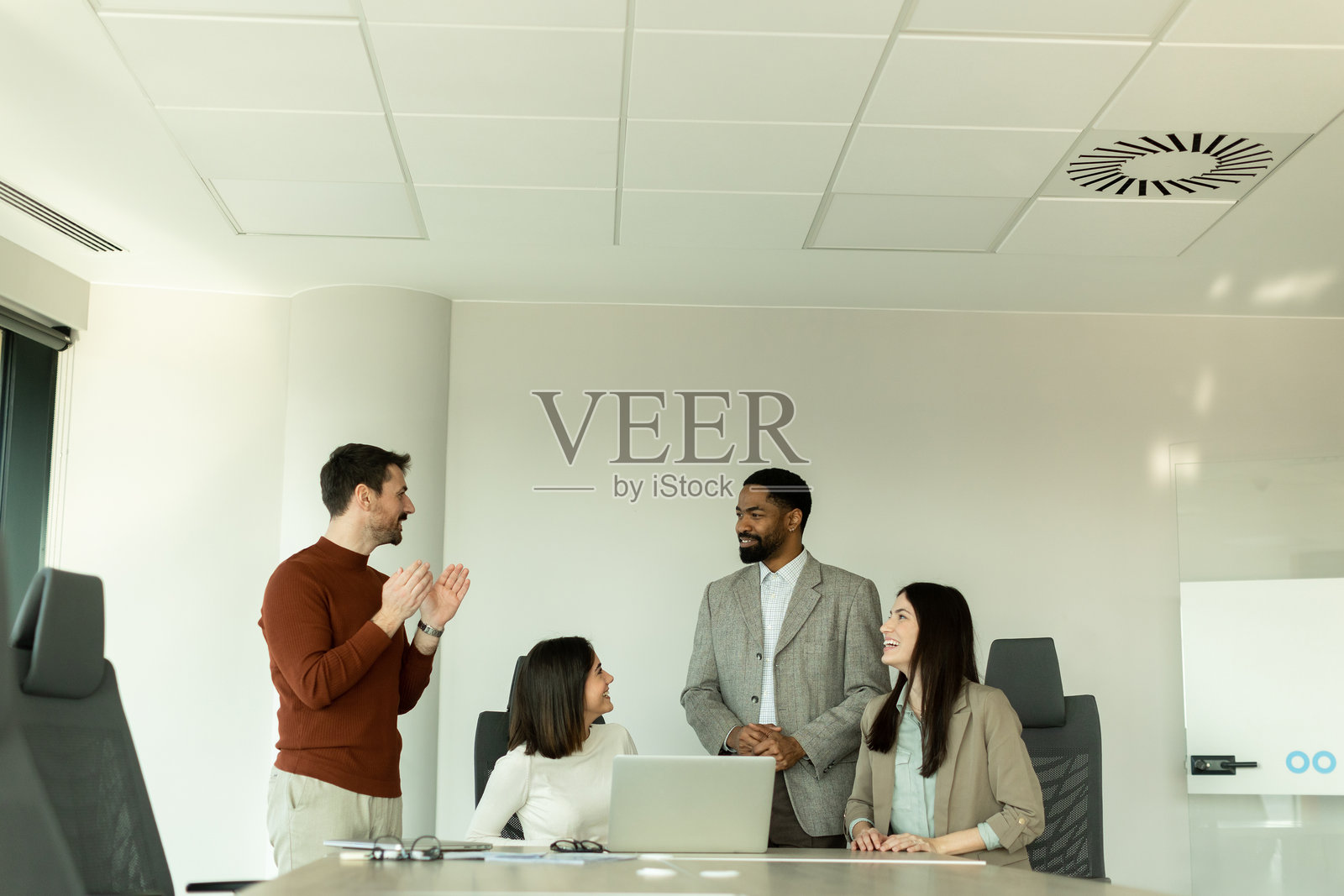 现代办公室环境中的团队协作创造了创新的解决方案和想法照片摄影图片