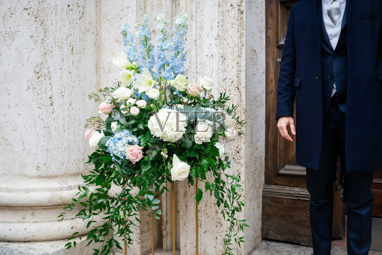 优雅的花卉布置与正式服装相伴照片摄影图片