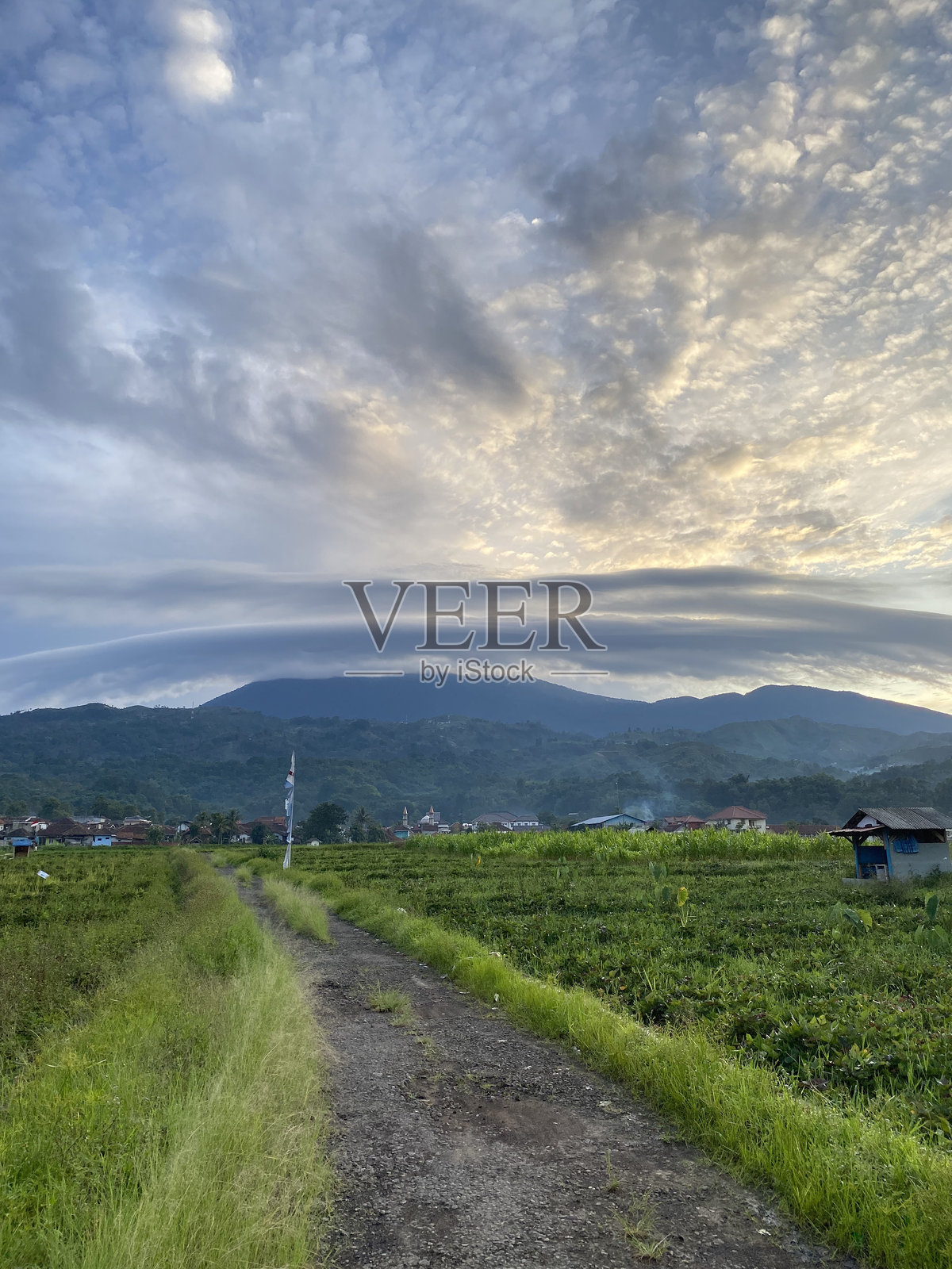 通往奇雷迈山的小径照片摄影图片