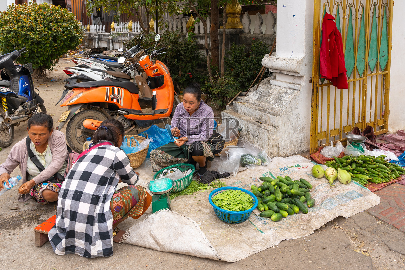 老挝琅勃拉邦的街头交易照片摄影图片
