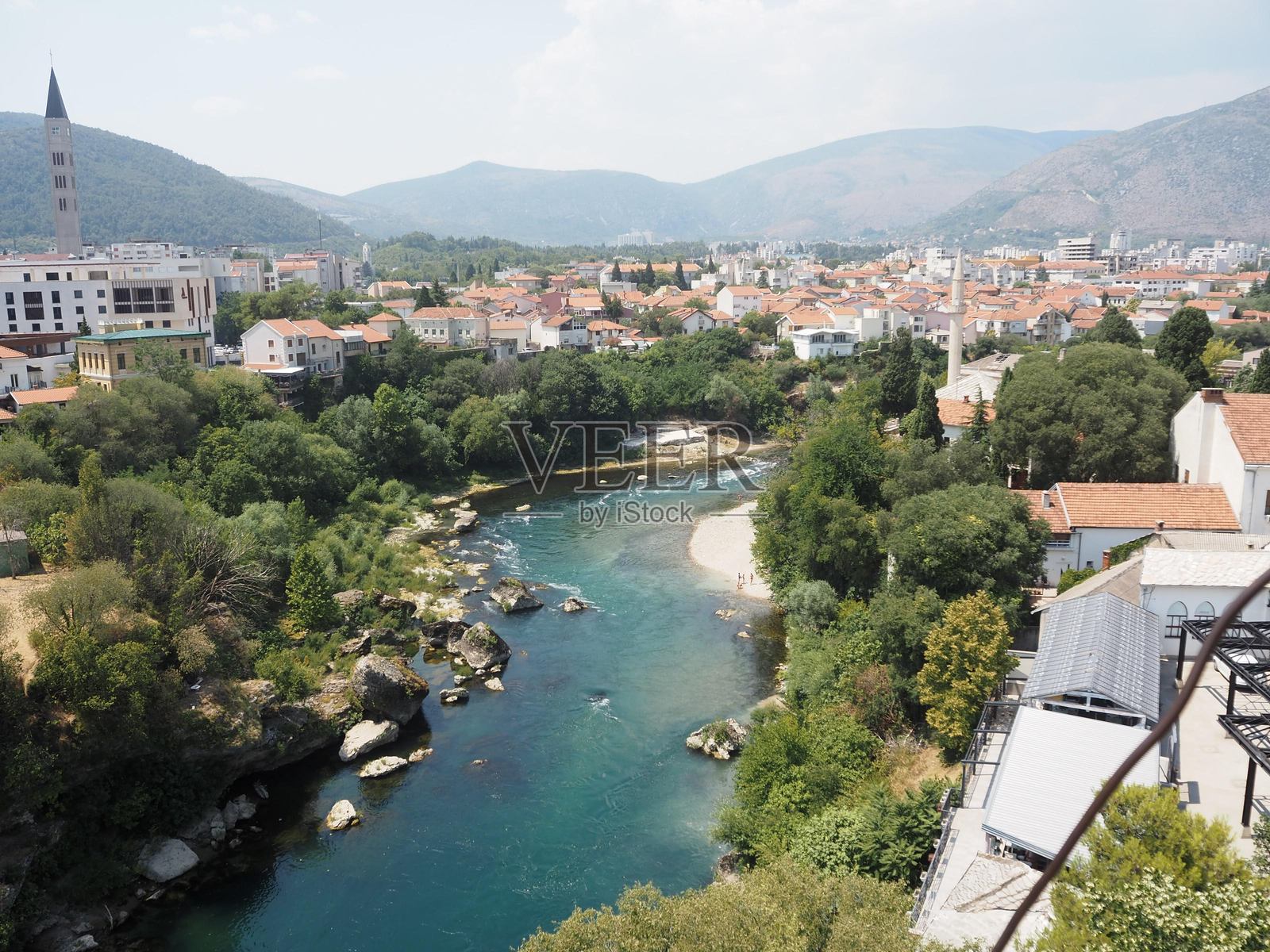 波斯尼亚的莫斯塔尔萨拉热窝老桥和一条河流照片摄影图片