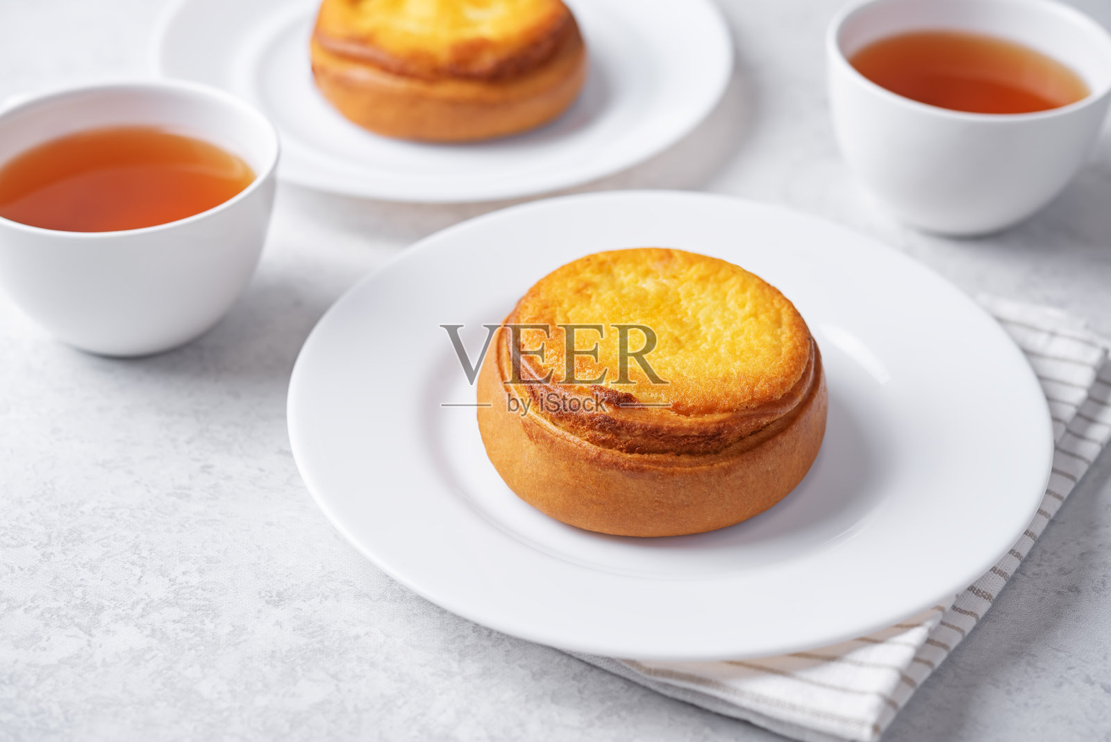 香草奶油奶酪蛋糕放在盘子里照片摄影图片