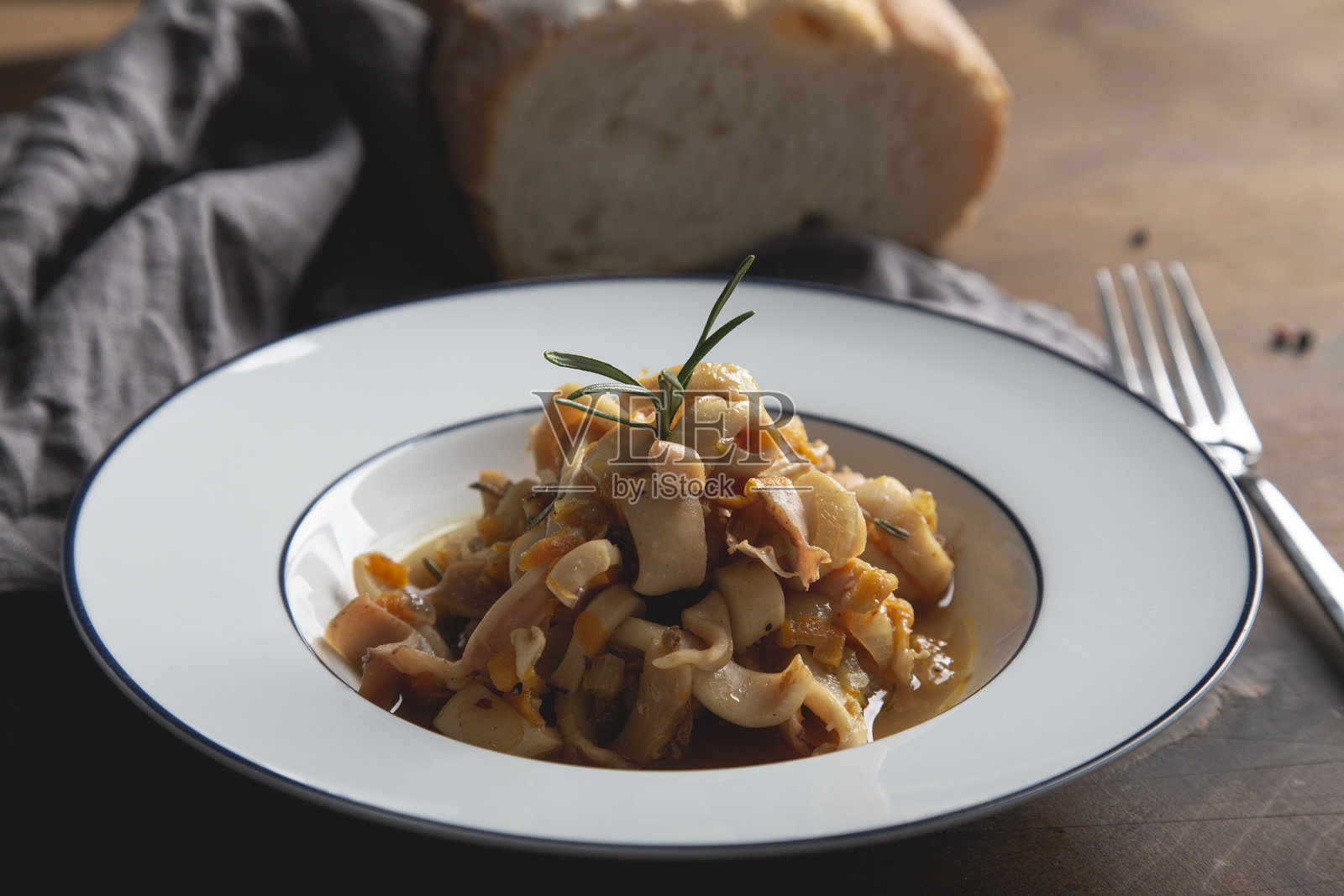 洋葱胡萝卜炖鱿鱼照片摄影图片