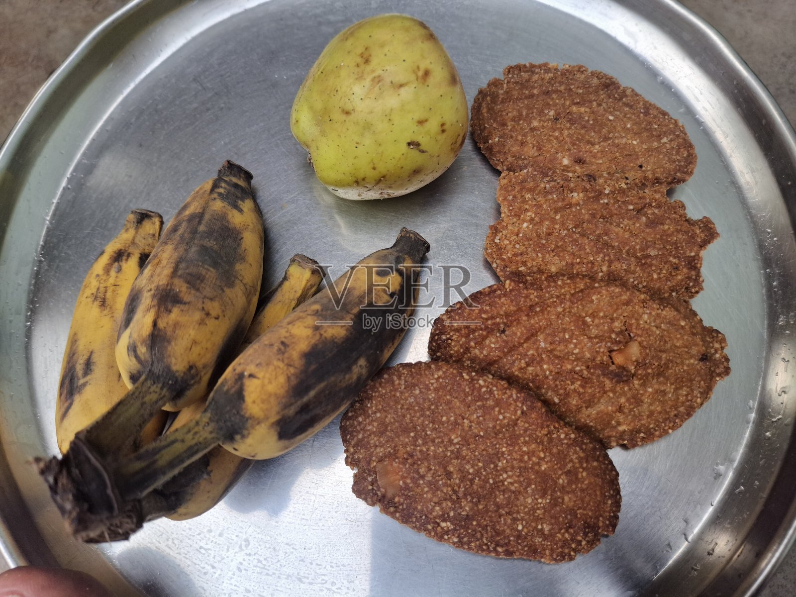 一盘番石榴、香蕉和特库瓦。这通常在比哈尔邦及印度其他地区的查特普贾节期间作为祭品提供。照片摄影图片