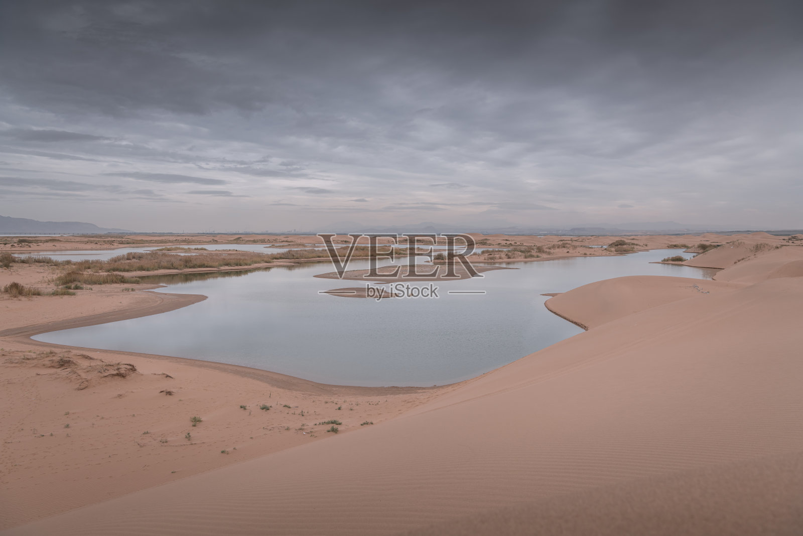 中国乌海附近的内蒙古戈壁沙漠。照片摄影图片