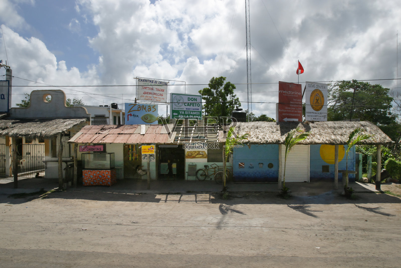 热带城市的小型本地商店和餐馆照片摄影图片