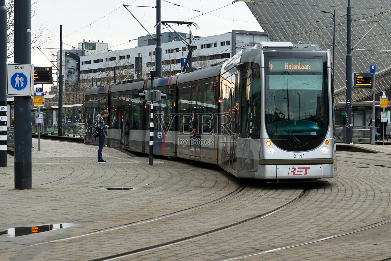 鹿特丹RET Citadis电车在街道上行驶照片摄影图片