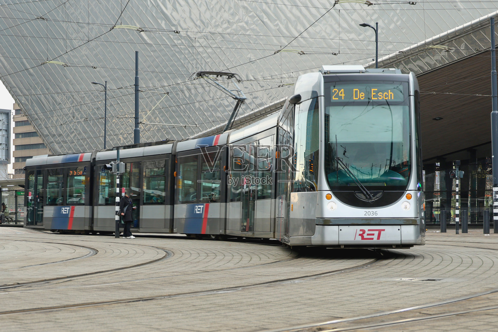 鹿特丹RET Citadis电车在街道上行驶照片摄影图片