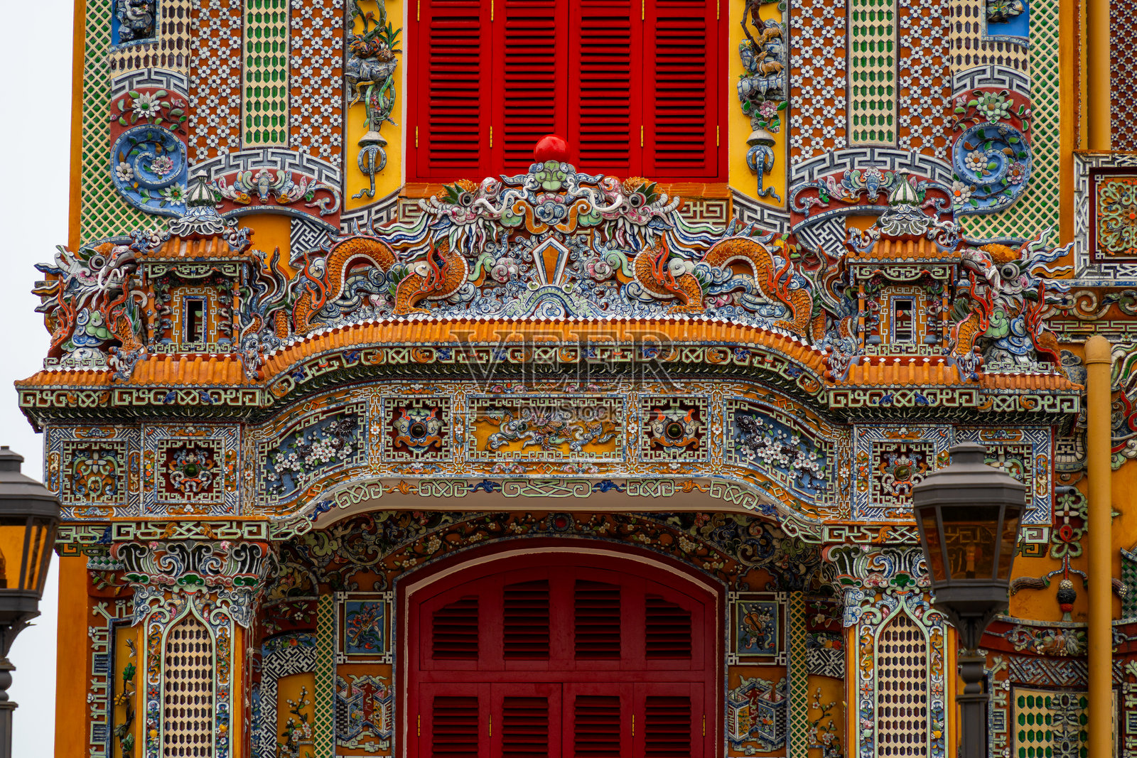 越南顺化皇城的建忠宫细节景观。阮朝的皇室宫殿。照片摄影图片