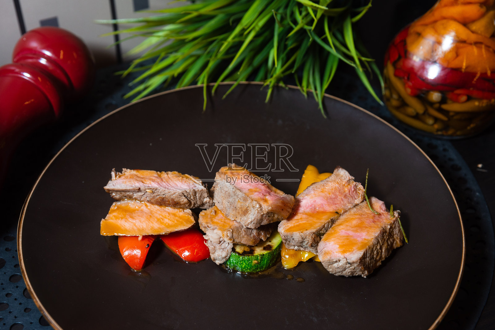 切片中等熟度的牛排配烤蔬菜。照片摄影图片