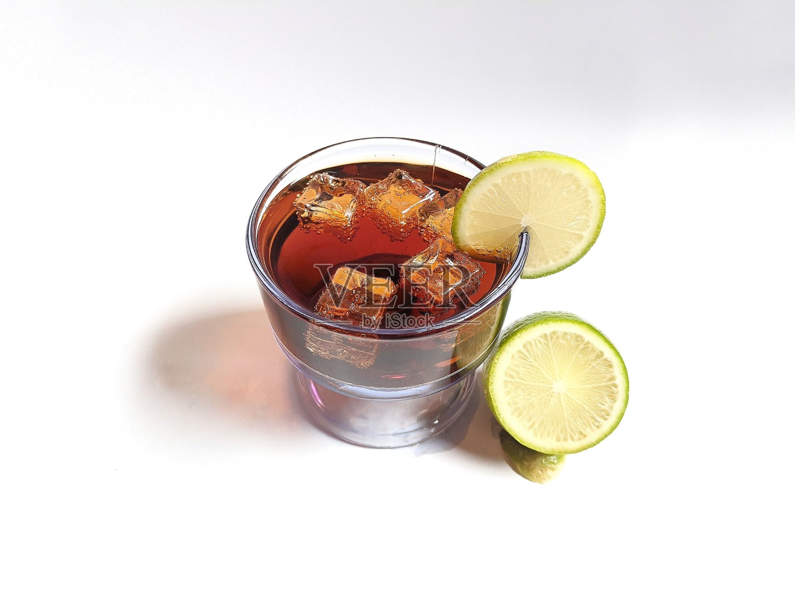 一杯冰茶配一片柠檬照片摄影图片