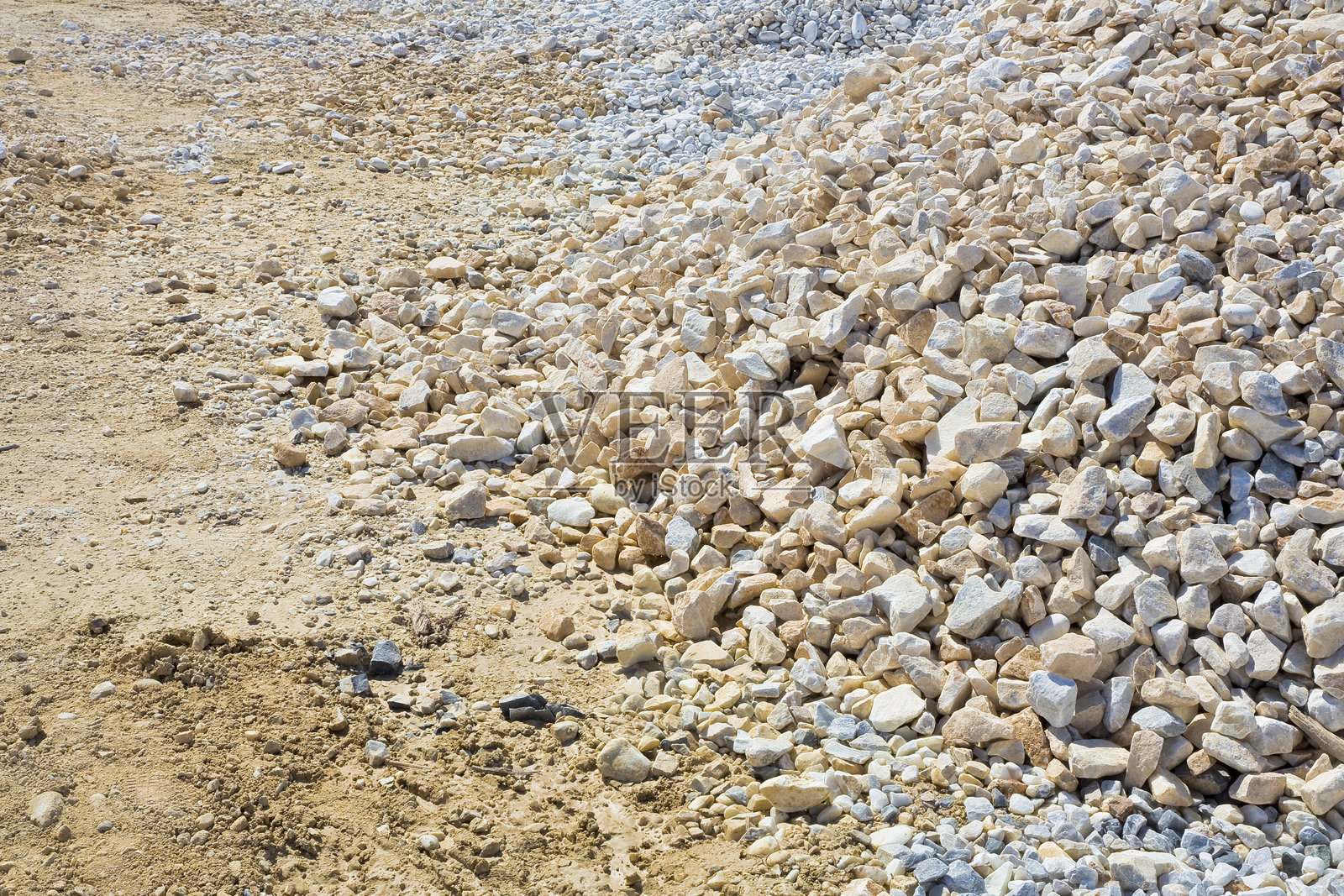 建筑工地上不同尺寸的碎石，用于建筑行业和修建路基的活动。照片摄影图片