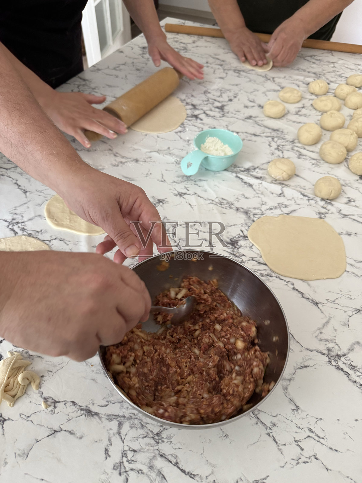 手工制作传统自制切布雷基的过程，手在擀制酥皮千层面团照片摄影图片