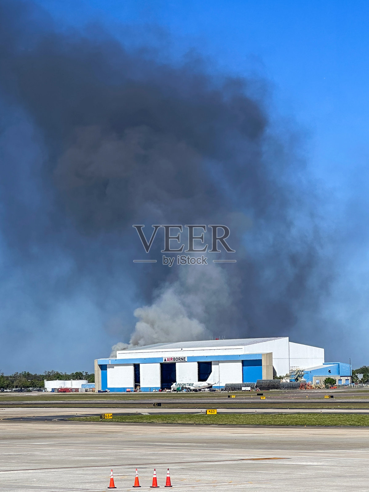 坦帕国际机场火灾产生的烟雾云照片摄影图片