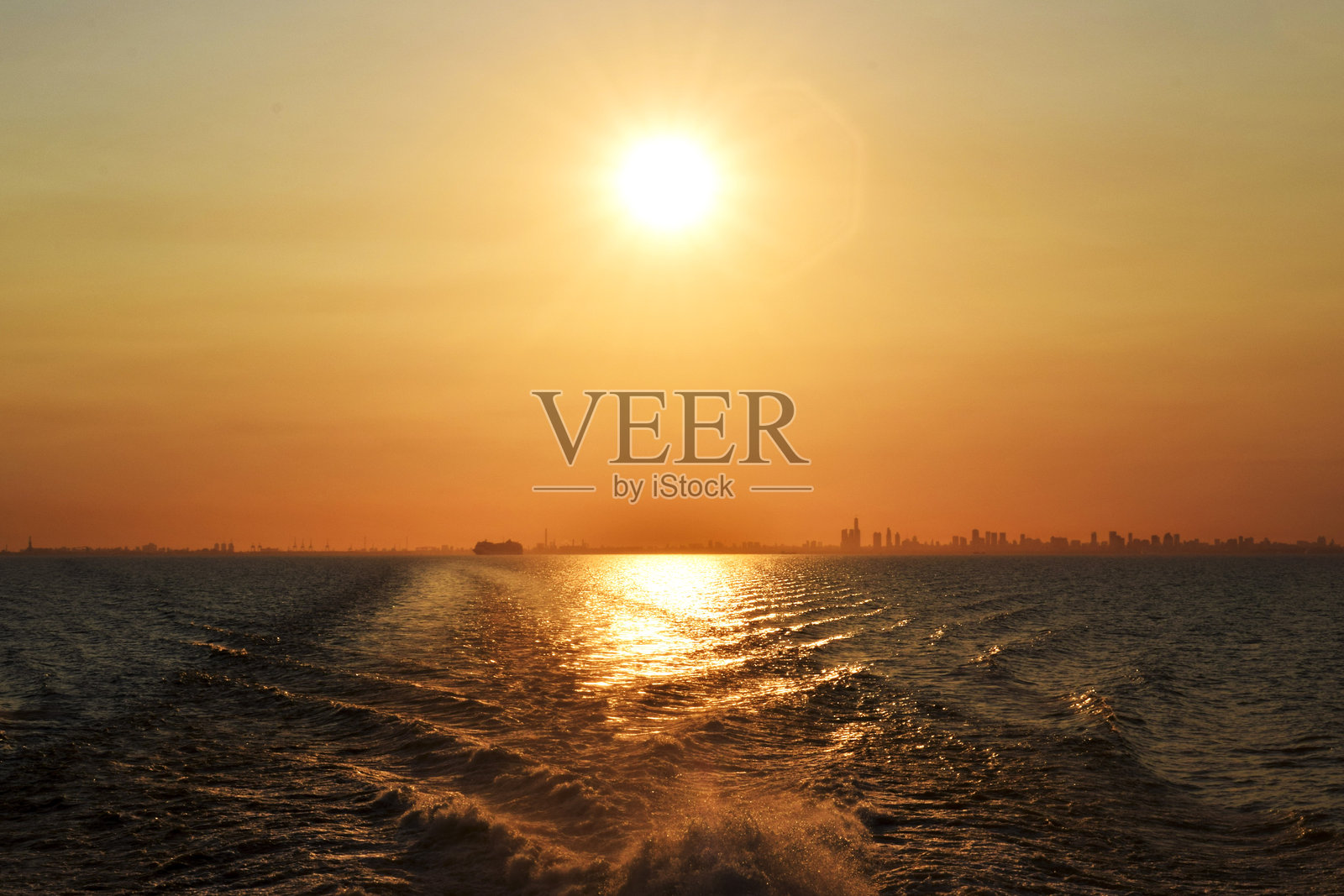 拉普拉塔河上的日落照片摄影图片