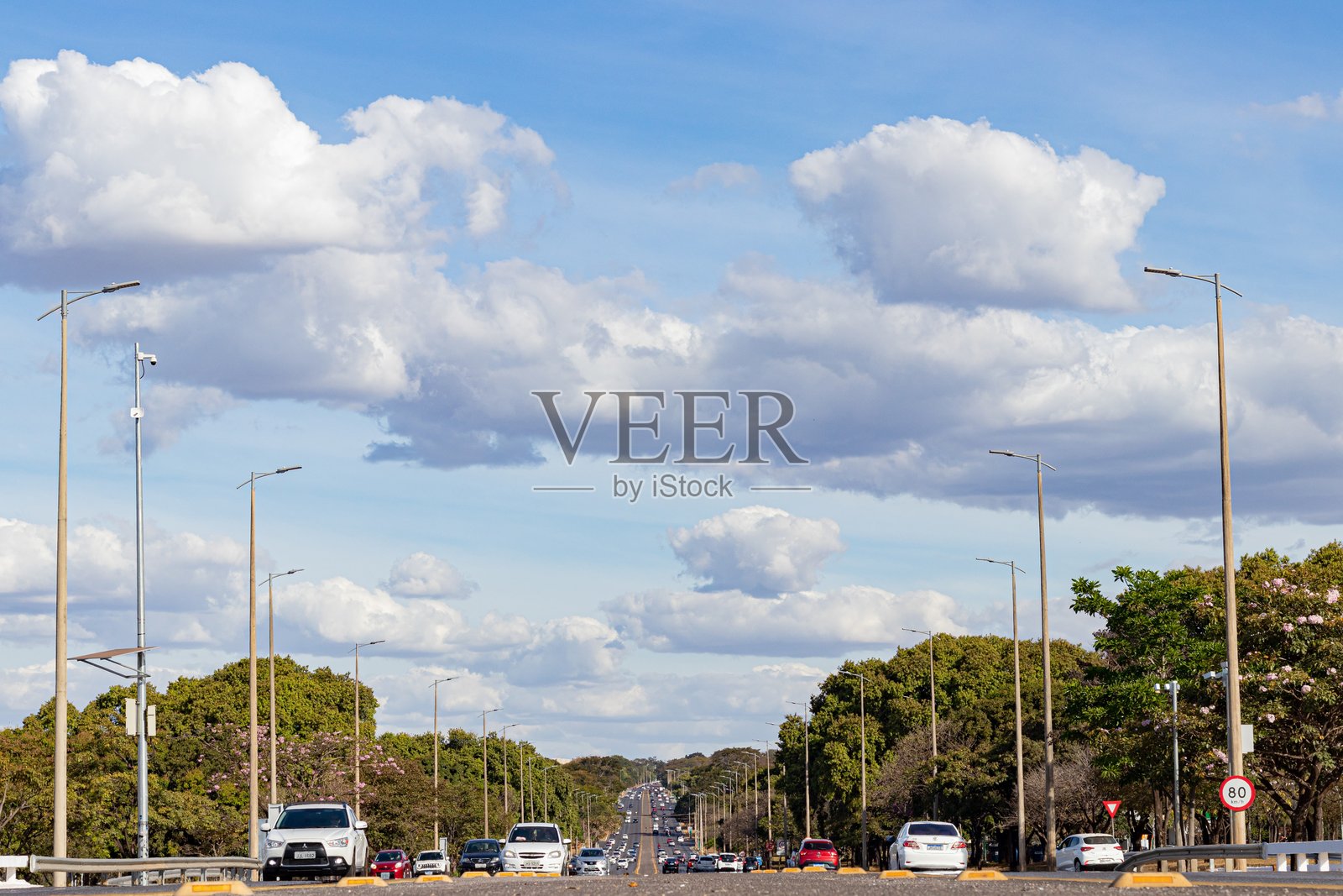 巴西利亚中央地区的高速公路轴线宽阔视角。照片摄影图片