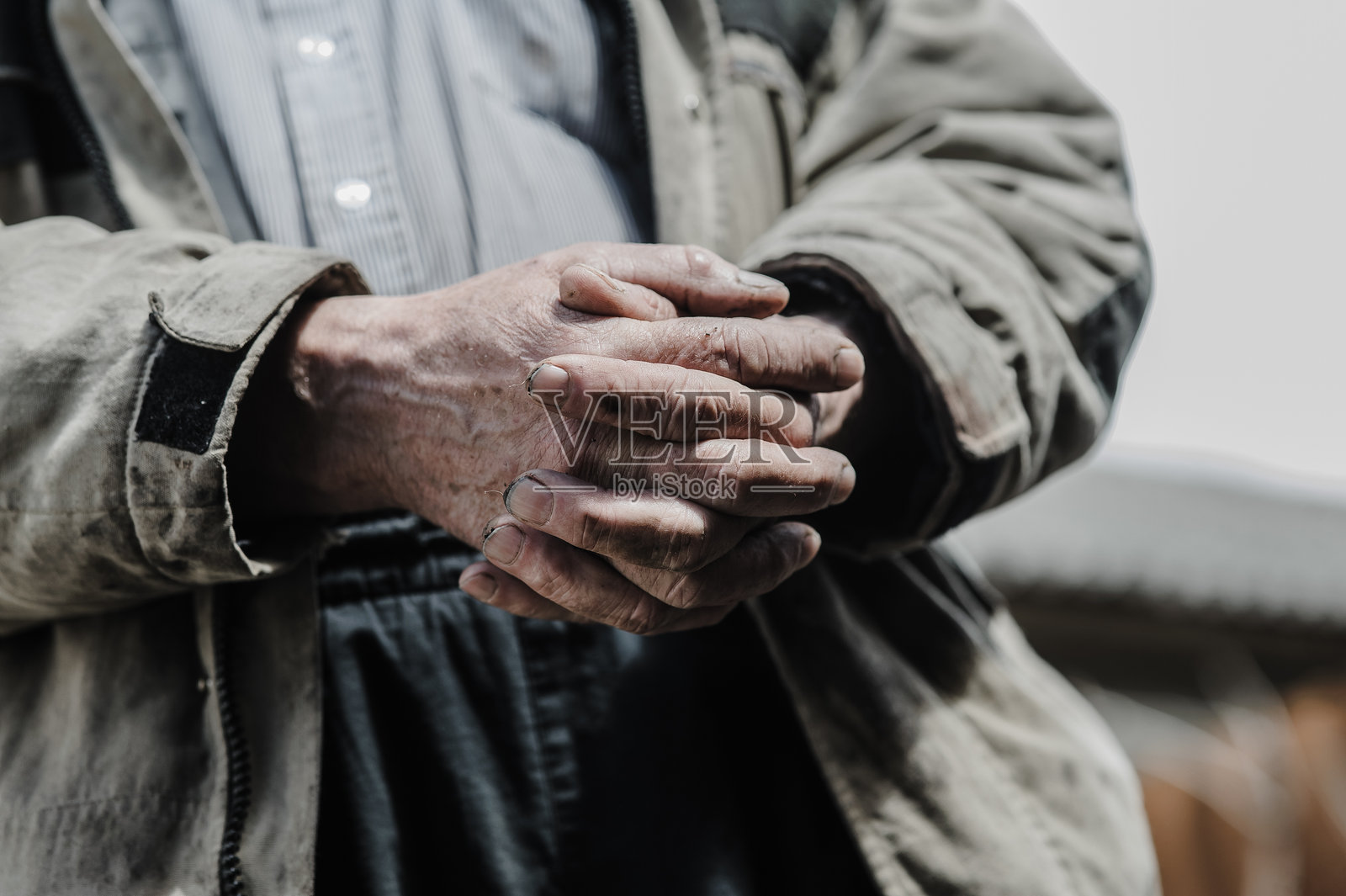 这个男人的手因为多年的劳动而变得粗糙。照片摄影图片