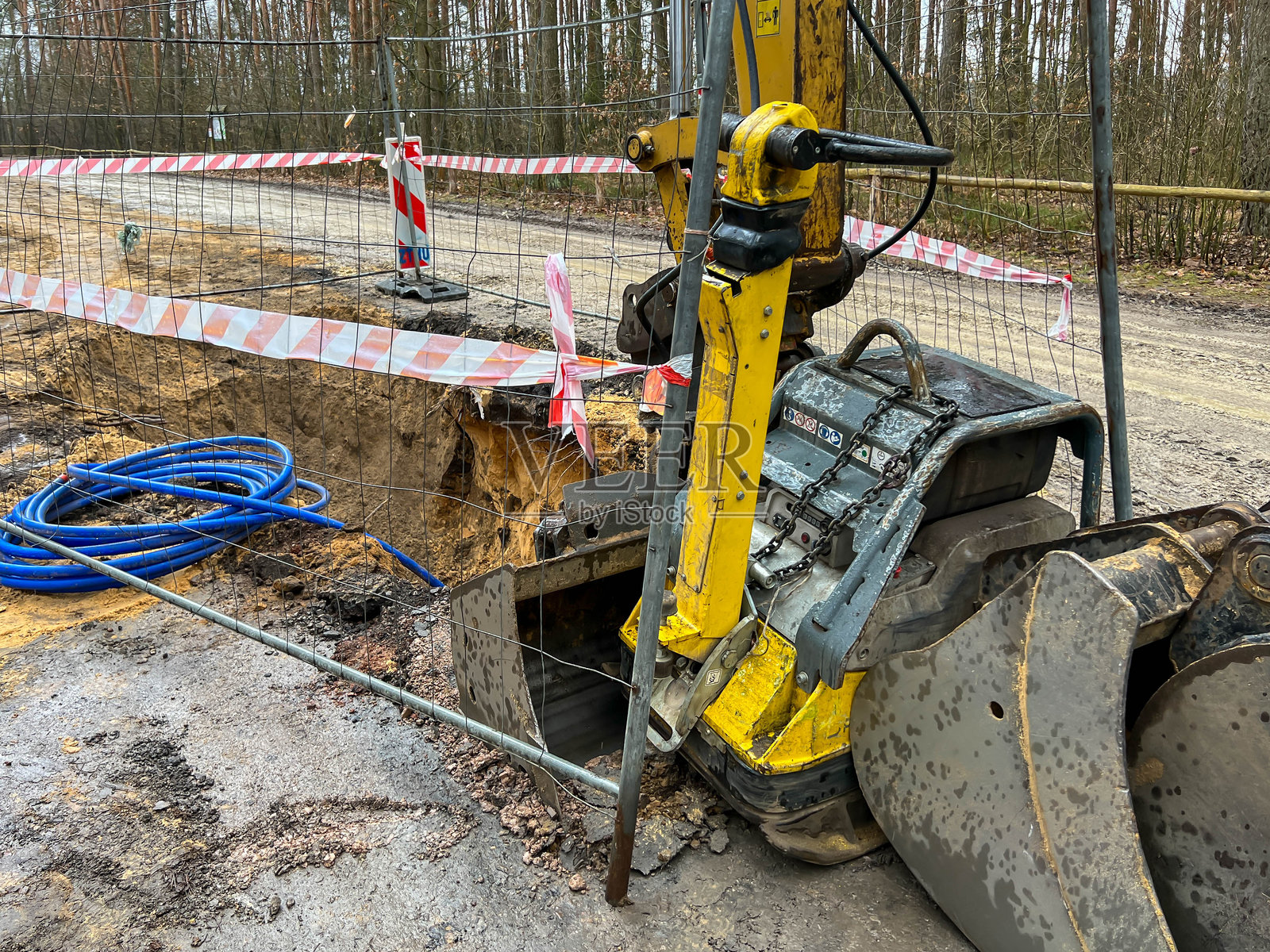 道路旁的围栏挖掘工地，正在进行污水系统的建设照片摄影图片