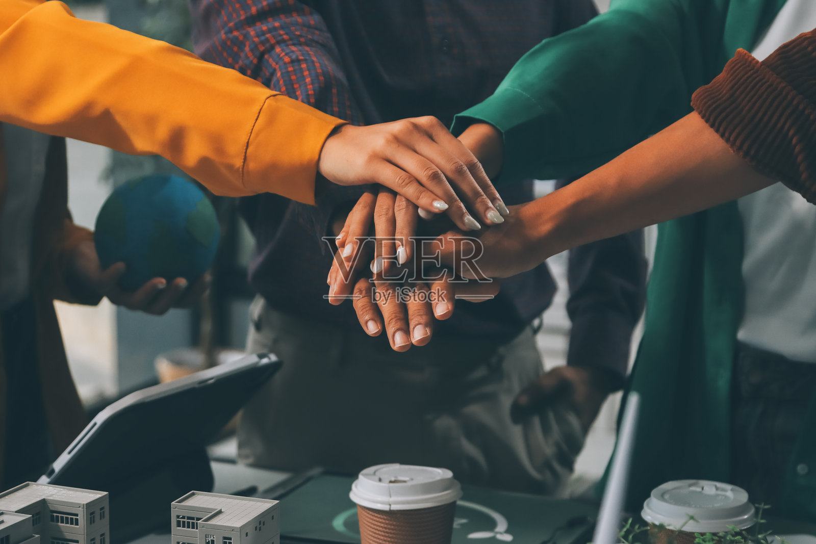 亚洲商务团队在绿色企业办公室进行头脑风暴会议。展示ESG项目规划。环境保护、负责任的商业、可持续发展目标概念。照片摄影图片