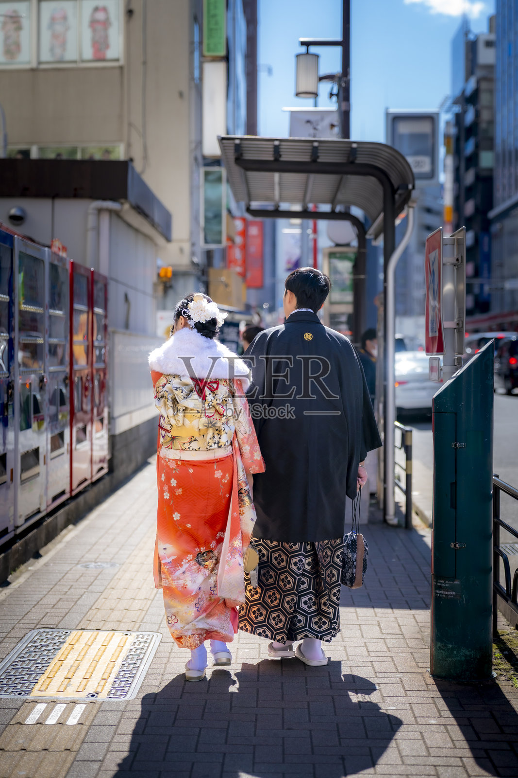 穿着和服的拉丁年轻情侣在东京街头漫步照片摄影图片
