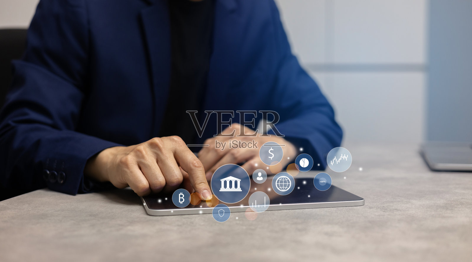 投资者商人手持数字平板电脑，访问私人银行账户应用程序，使用系统功能检查股市或进行全球转账，展现未来科技概念。照片摄影图片