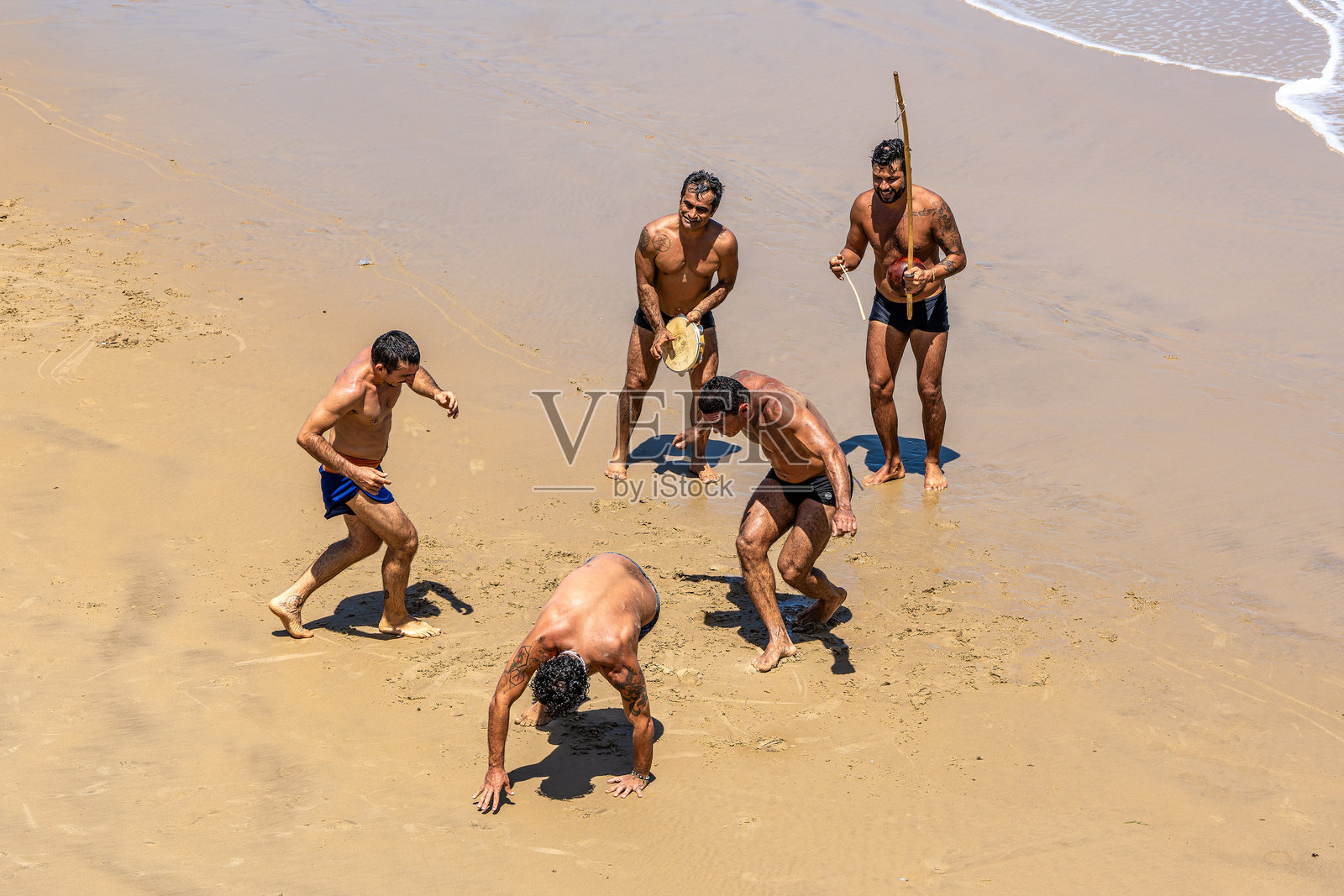 一群巴西卡波耶拉表演者在巴西福塔雷萨表演照片摄影图片