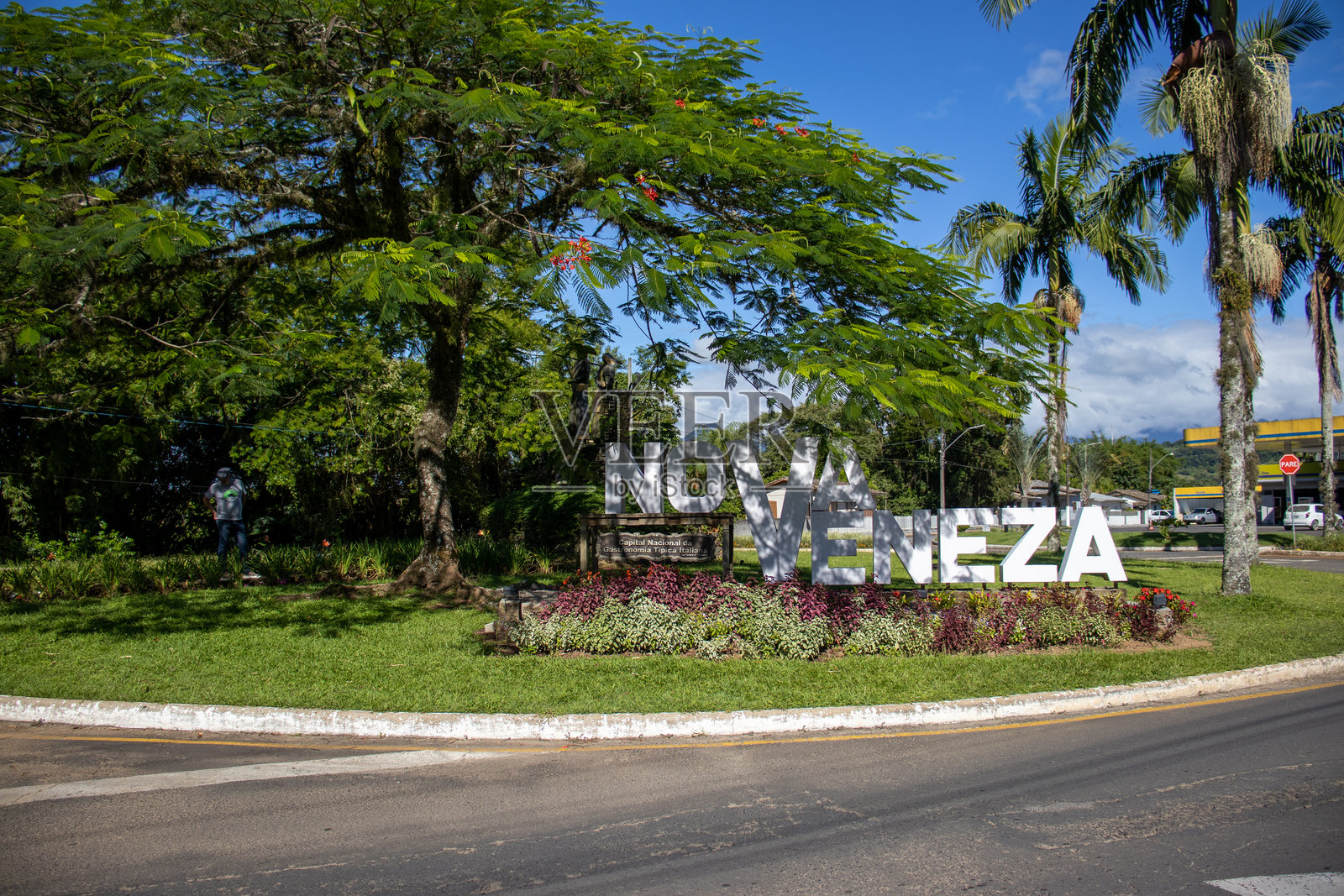 巴西圣卡塔琳娜州诺瓦维内扎市的广场，树木和城市标志照片摄影图片