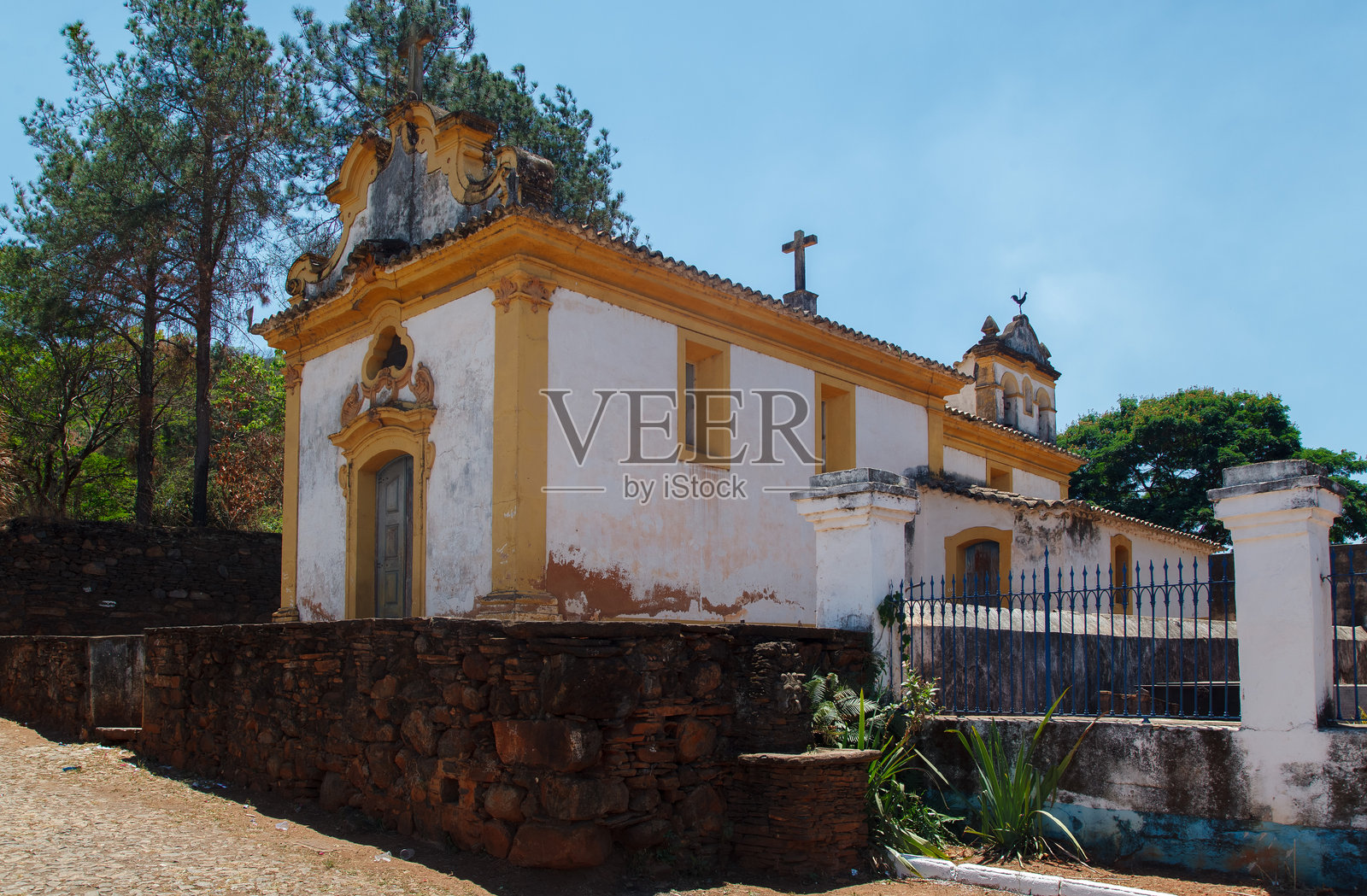 巴西米纳斯吉拉斯州萨巴拉的皮拉尔圣母教堂照片摄影图片