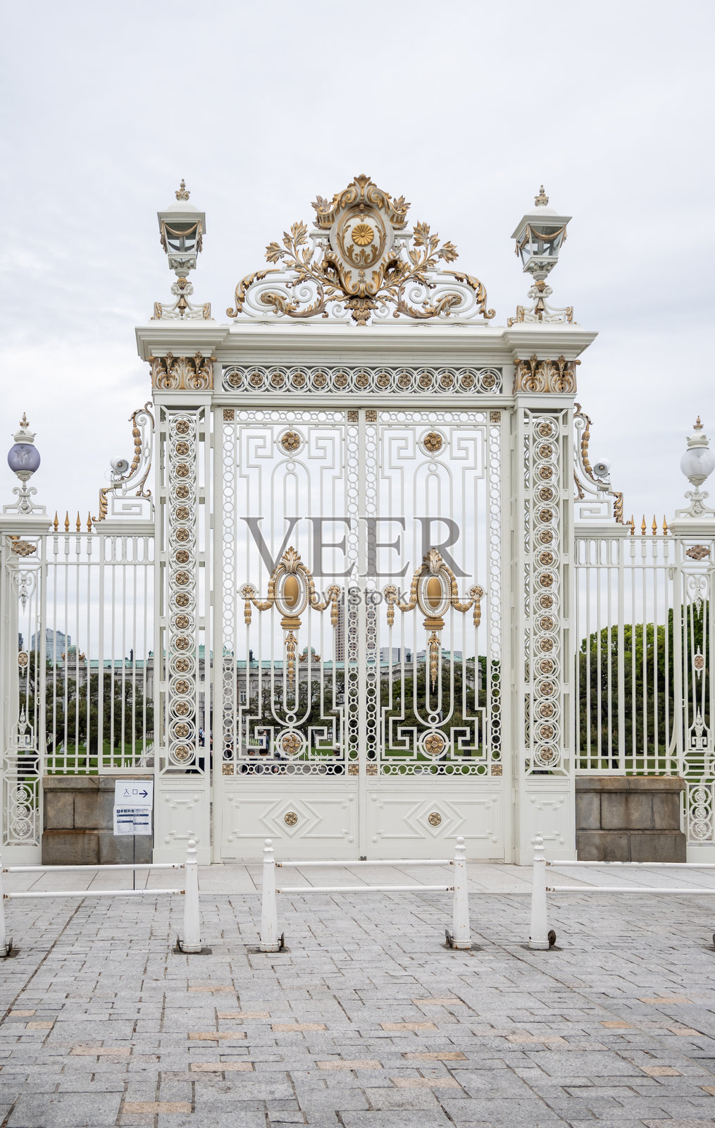 东京赤坂御所的华丽大门照片摄影图片