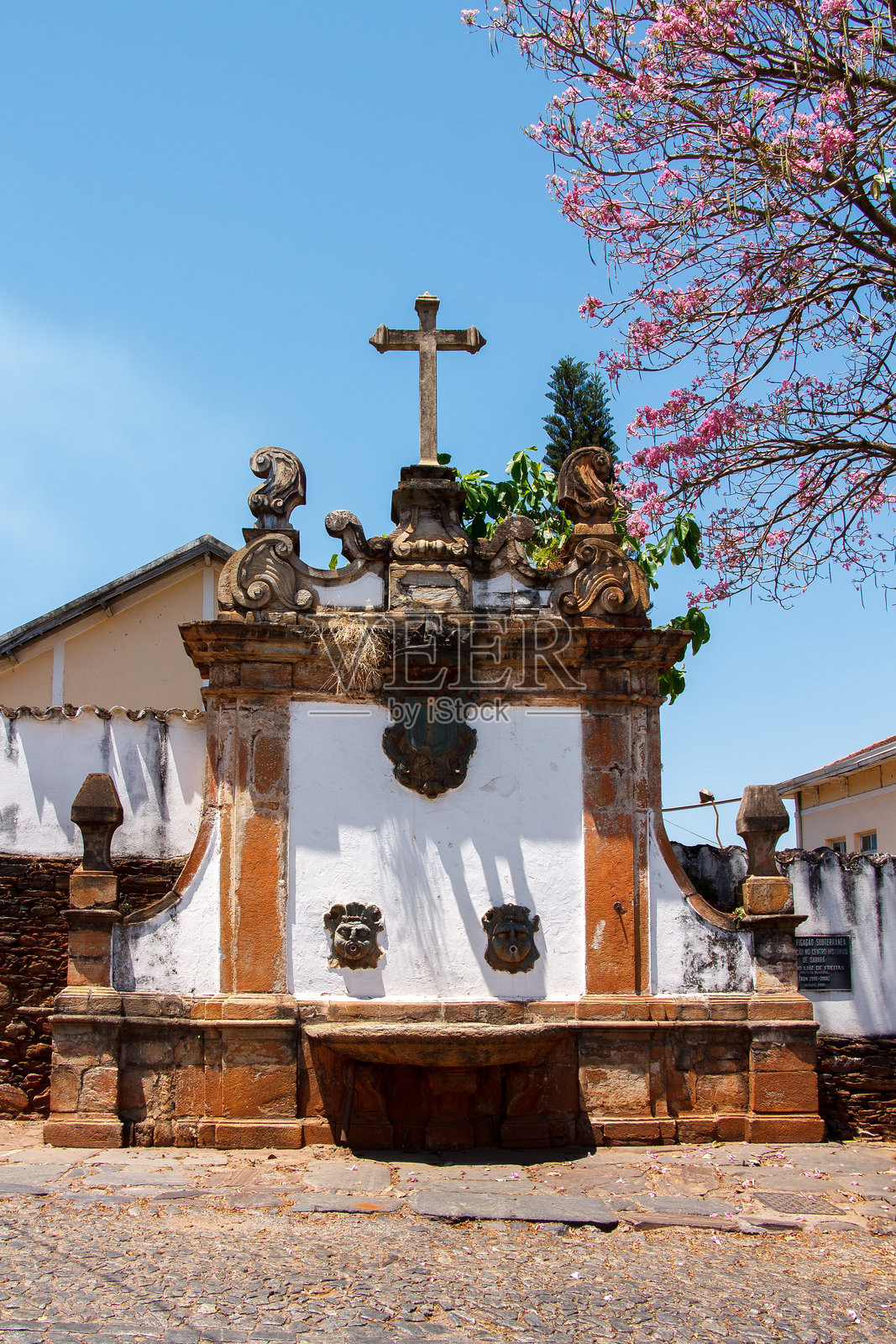 罗萨里奥喷泉（fonte do Rosario）巴洛克殖民风格喷泉位于巴西米纳斯吉拉斯州的萨巴拉。照片摄影图片