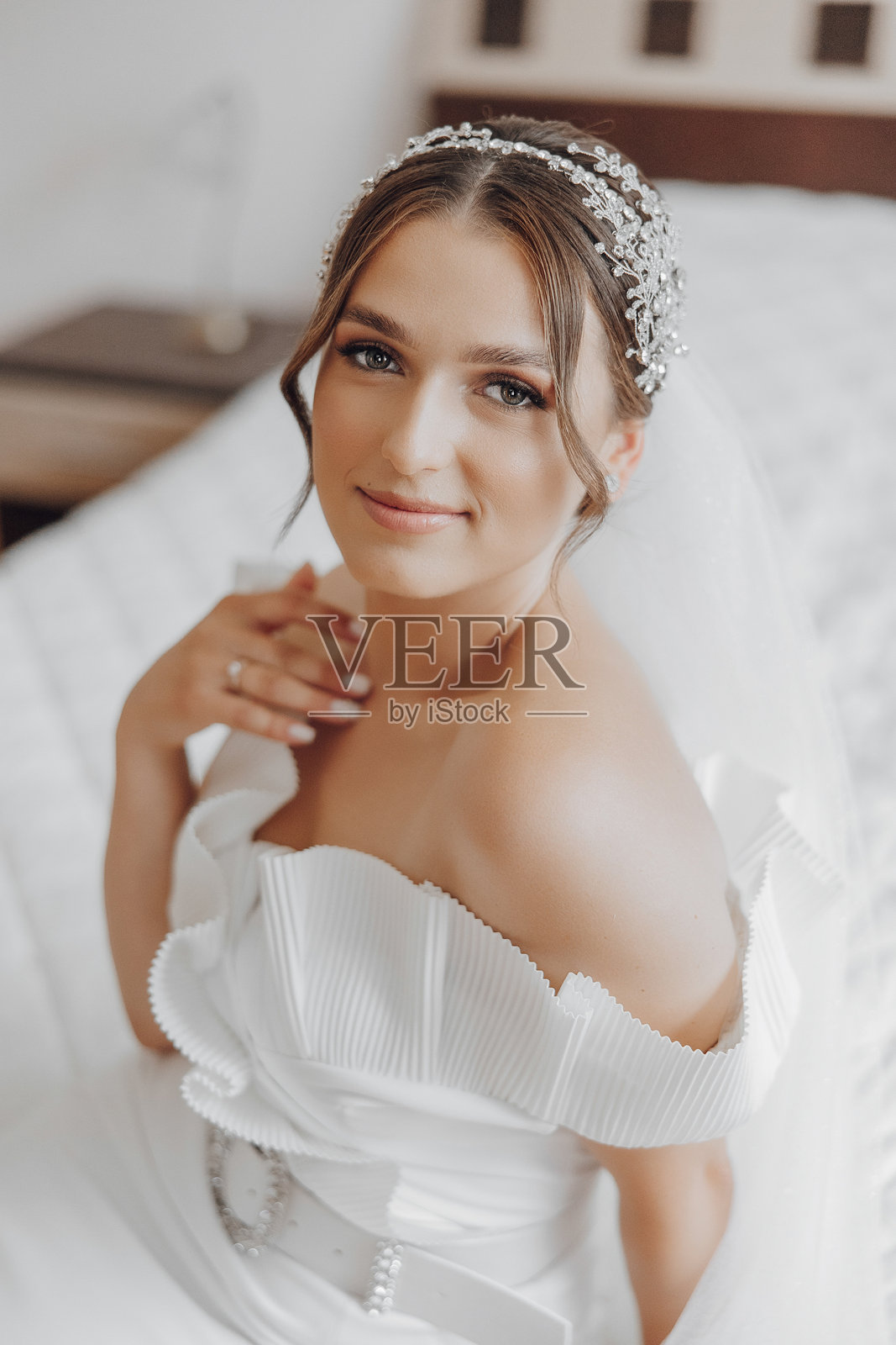 一位穿着白色连衣裙和白色头带的女性照片摄影图片