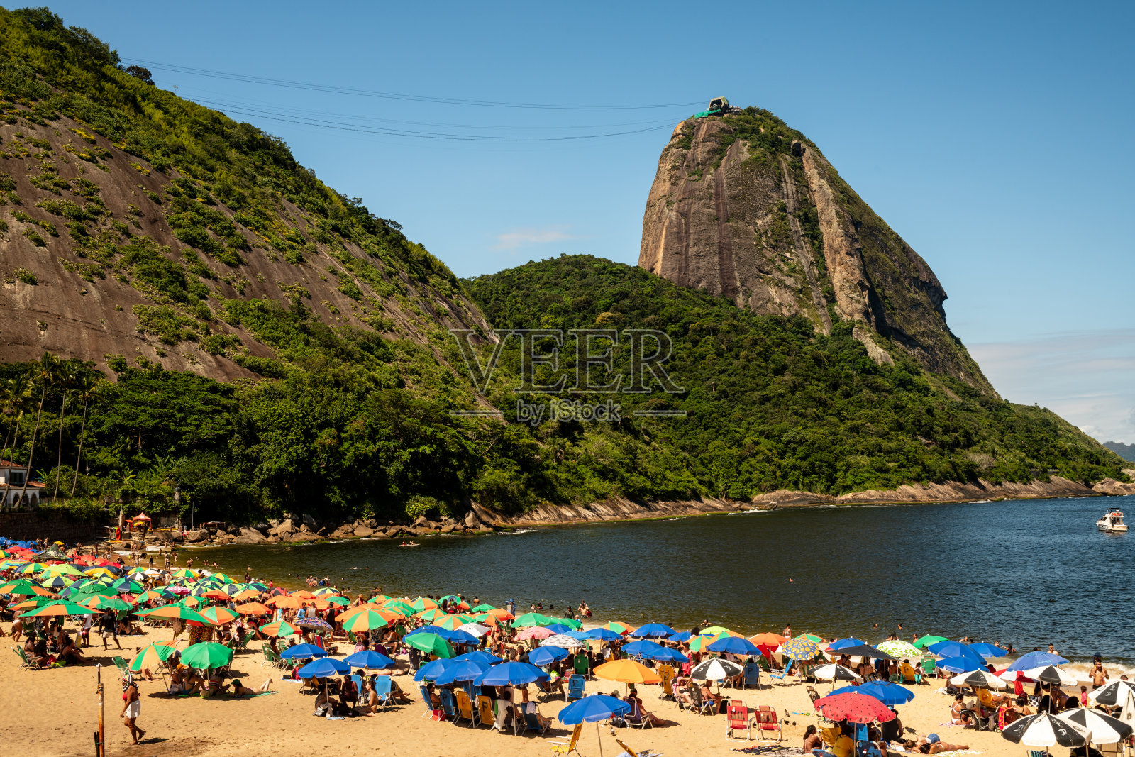 从里约热内卢的红沙滩俯瞰糖面包山照片摄影图片