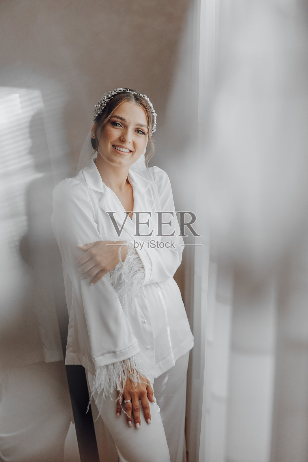 一位穿着白色连衣裙和白色头带的女性在微笑照片摄影图片