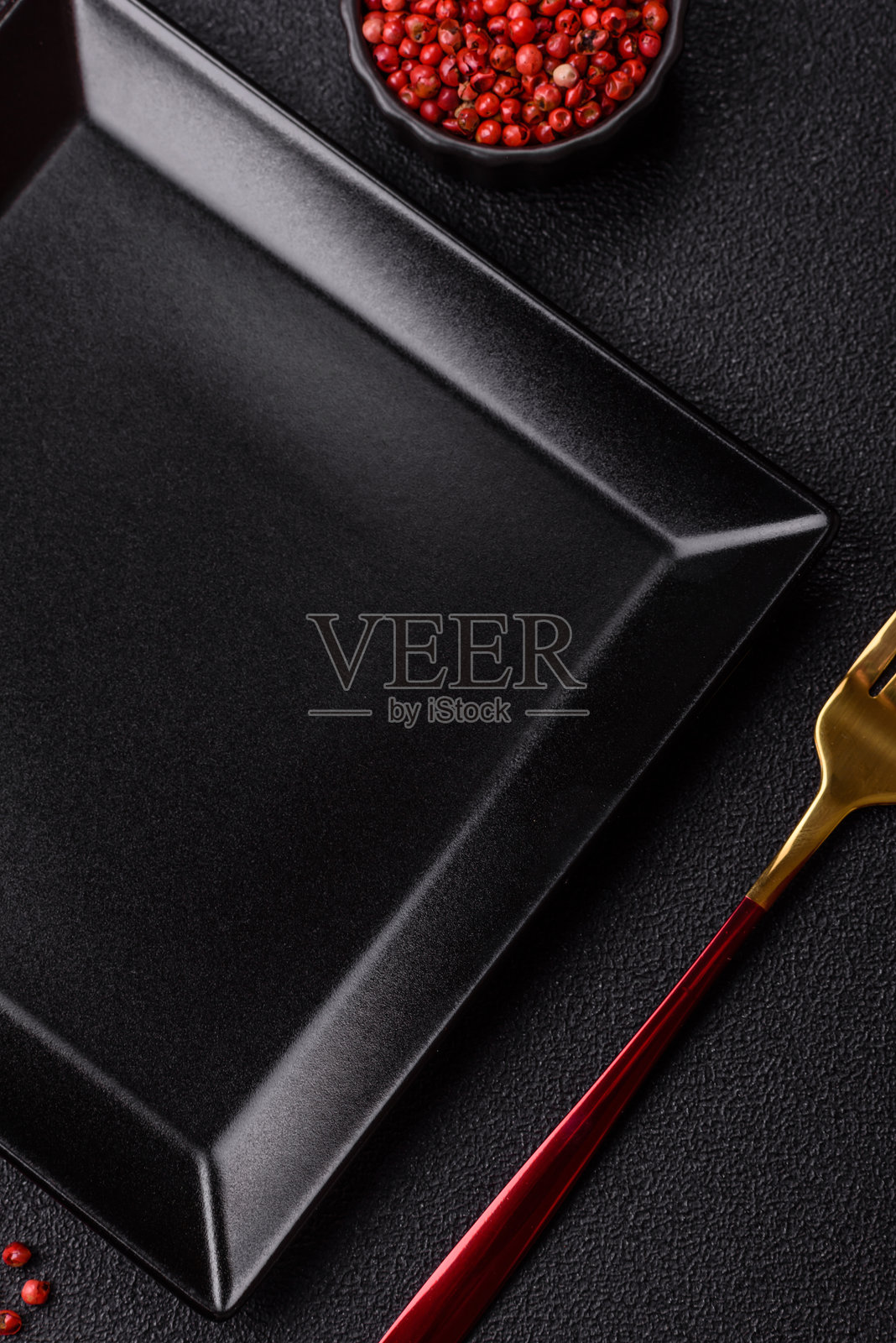 空盘子和叉子，餐桌上的餐具照片摄影图片