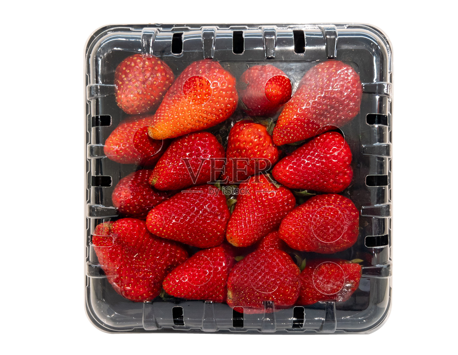 成熟的草莓装在透明盖子的黑色塑料盒中照片摄影图片