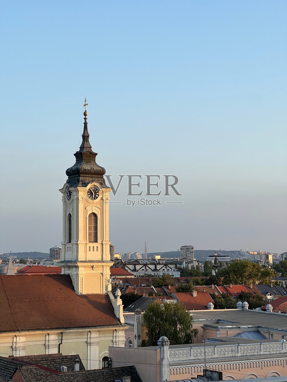 塞尔维亚贝尔格莱德泽蒙区的教堂和建筑屋顶。照片摄影图片