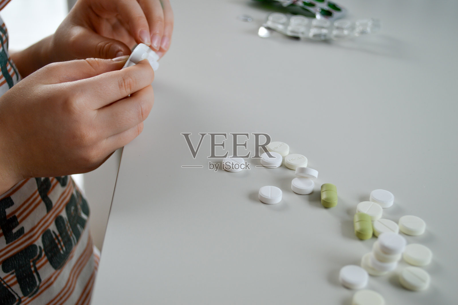 儿童的手握着药丸 - 强调用药安全照片摄影图片