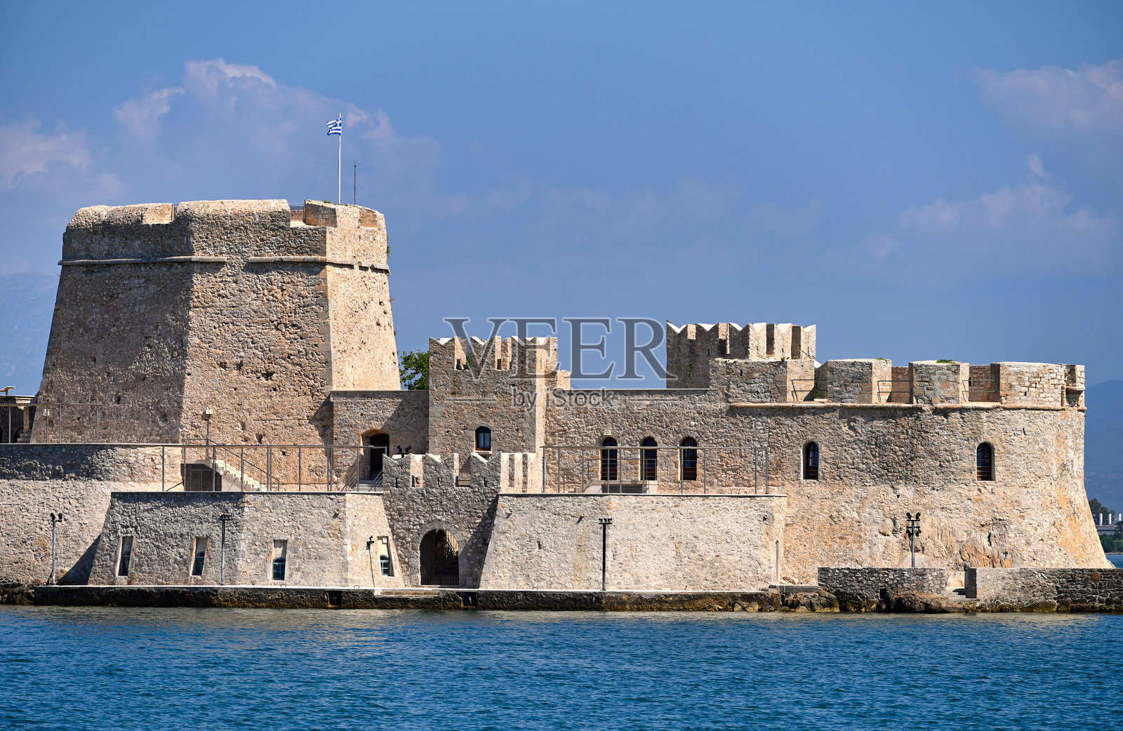 希腊伯罗奔尼撒半岛纳夫普利翁的威尼斯水上堡垒Bourtzi，夏季景象照片摄影图片