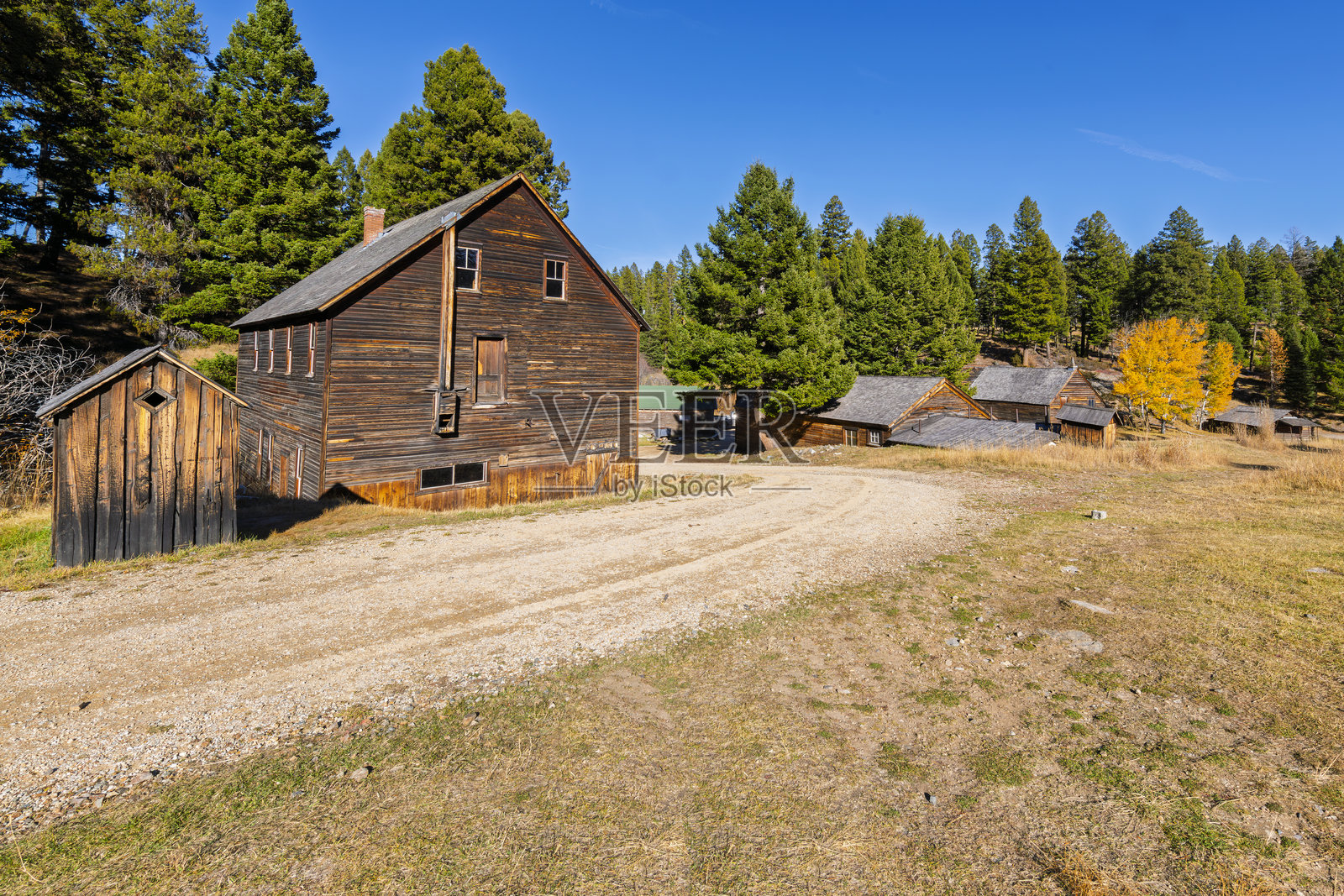 秋季视角下的1890年代加尔内特鬼镇，曾是一个繁荣的金矿工人及其家庭居住的城镇，现在是蒙大拿州加尔内特的热门景点。照片摄影图片