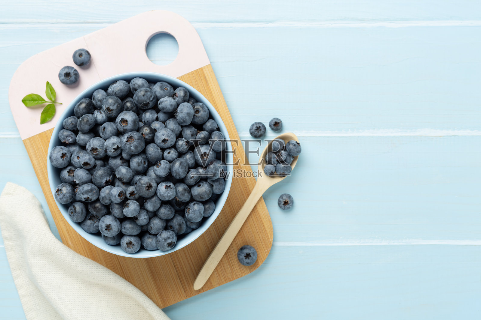 木质背景上的新鲜蓝莓碗，俯视图照片摄影图片