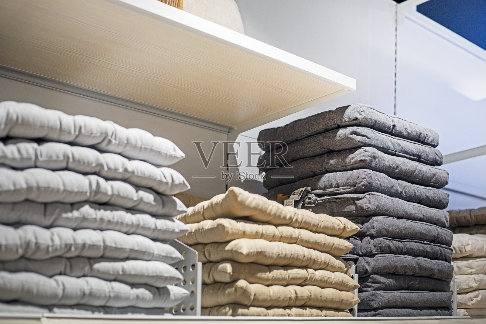 超市里的咖啡馆用抱枕、躺卧用抱枕和花园用抱枕照片摄影图片