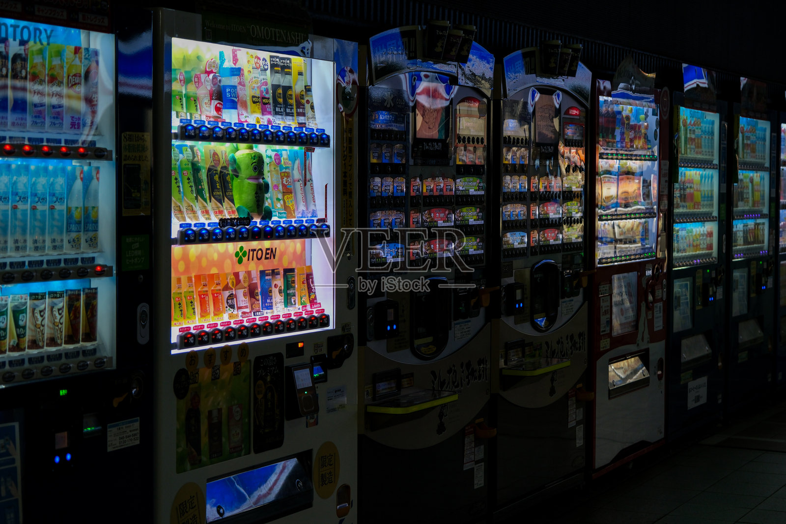 五光十色的日本自动售货机在夜间闪耀照片摄影图片