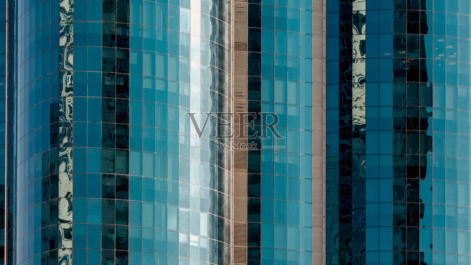 现代摩天大楼的许多窗户和墙面外立面，没有人。照片摄影图片