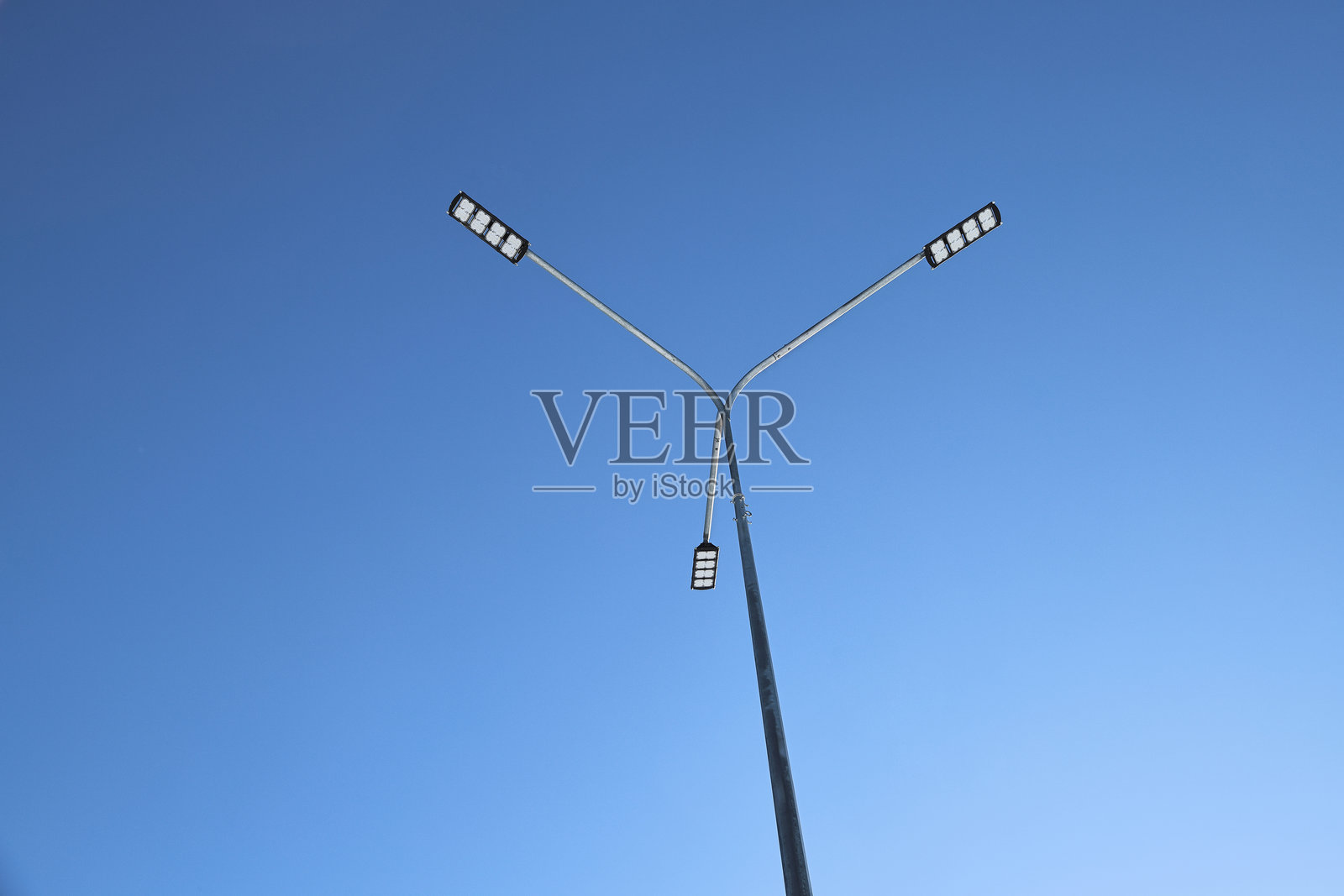 蓝天背景下的灯笼照片摄影图片